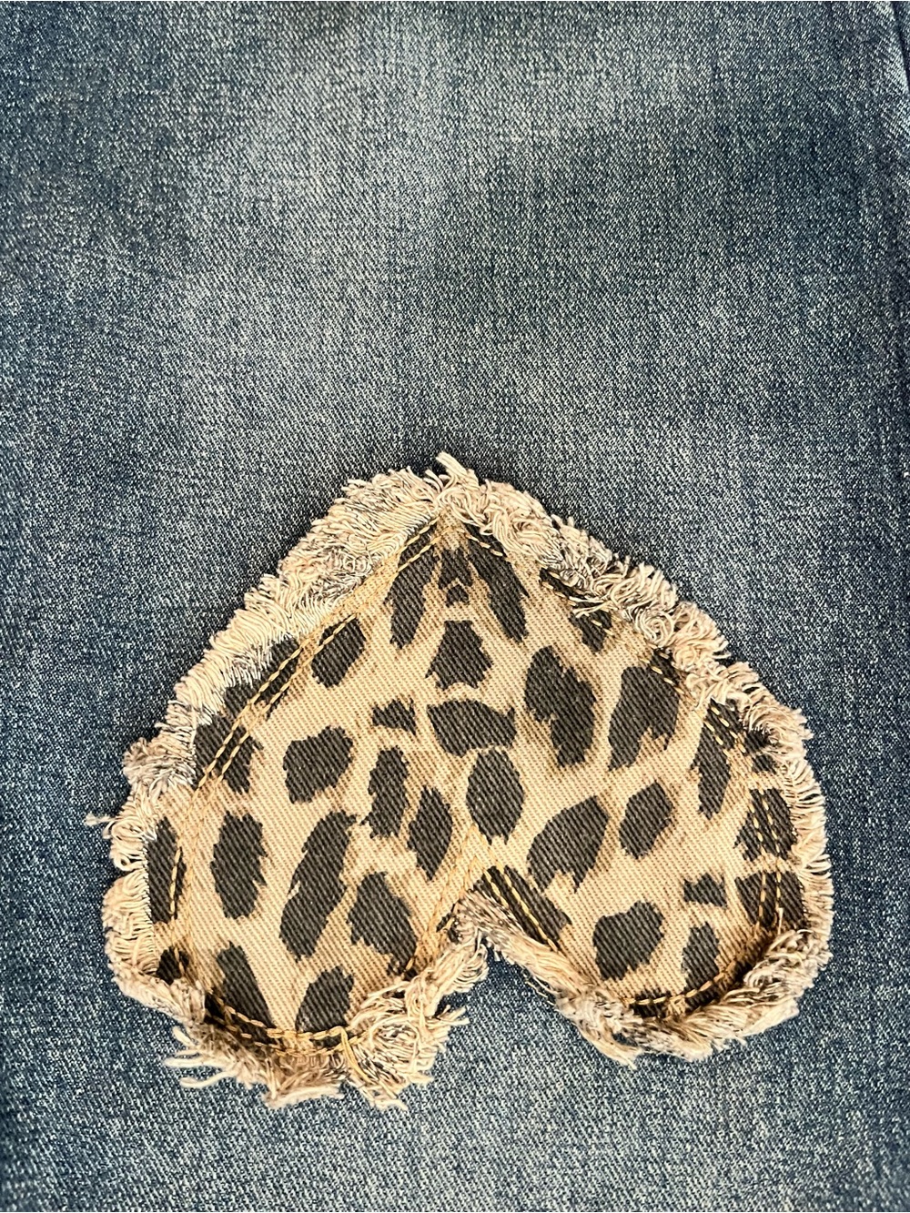 Cali 1850 Wide-Leg Jeans with Denim Leopard Heart Appliqués. - Picture 3 of 5
